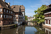 Fachwerkhäuser und Brücke über dem Kanal im La Petite France Viertel der Altstadt, Straßburg, Elsass, Frankreich, Europa