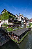 Restaurant Au Pont St. Martin und weitere Fachwerkhäuser mit an einem Kanal im La Petite France Viertel der Altstadt, Straßburg, Elsass, Frankreich, Europa