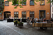 Menschen sitzen vor dem Café under Kastanjen in der Altstadt, Stockholm, Stockholm, Schweden, Europa
