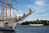 Großsegler Star Flyer und das zu einer Jugendherberge umgebaute Segelschiff af Chapman am Ufer gegenüber, Stockholm, Stockholm, Schweden, Europa