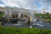 Die Große Kaskade und der Palast von Schloss Peterhof, Sankt Petersburg, Russland, Europa
