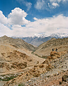 Wanderer am Dorf Saspotsay vor Ladakh Range, Sham Treck, westlich von Leh, Ladakh, Jammu und Kashmir, Indien