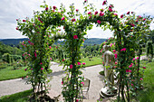 Statue im Rosengarten auf dem Beutig, Baden-Baden, Schwarzwald, Baden-Württemberg, Deutschland, Europa