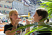 Menschen trinken Wein auf dem Freiburger Weinfest, Juli 2012, Freiburg im Breisgau, Schwarzwald, Baden-Württemberg, Deutschland, Europa