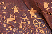 Newspaper Rock, Im Lauf von 2000 Jahren durch Siedler und Reisende entstandene Felsritzungen, National Historic Site, Utah, USA, Amerika