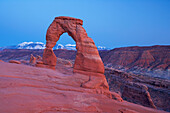 Sonnenuntergang am Delicate Arch, La Sal Mountains, Arches National Park, Utah, USA, Amerika