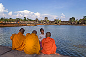 Buddhistische Moenche beim Angkor Wat Tempel, UNESCO Weltkulturerbe, Angkor, Kambodscha