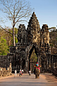 Brücke mit Figuren zum Gigantischen Gopuram führend, Südtor, Angkor Thom, Angkor Wat, UNESCO Weltkulturerbe, Angkor, Kambodscha