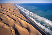 Luftaufnahme von Dünen der Namib Wüste und Küstenlandschaft, Namibia, Afrika