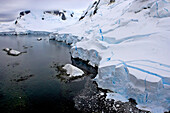 Blick auf schmelzende Eisklippen, Antarktische Halbinsel, Antarktis