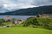 Ruinen von Burg Urquhart Castle am Ufer von Loch Ness, nahe Drumnadrochit, Inverness-shire, Highland, Schottland, Großbritannien, Europa