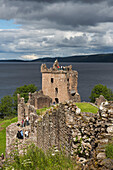 Der Grants Tower von Burg Urquhart Castle am Ufer von Loch Ness, nahe Drumnadrochit, Inverness-shire, Highland, Schottland, Großbritannien, Europa