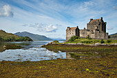 Burg Eilean Donan Castle am Ufer von Loch Duich, nahe Dornie, Highland, Schottland, Großbritannien, Europa