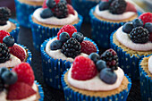 Cupcakes mit Beeren an einem Marktstand, St Peter Port, Guernsey, Kanalinseln, England, Großbritannien, Europa