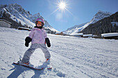 Mädchen (3 Jahre) auf der Skipiste, Vergalden, Gargellen, Montafon, Vorarlberg, Österreich
