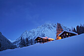 Ferienhäuser am Abend, Gargellen, Montafon, Vorarlberg, Österreich