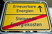 Schild steigende Energiekosten und erneuerbare Energien, Freiburg im Breisgau, Schwarzwald, Baden-Württemberg, Deutschland, Europa