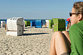 Strandkörbe und Frau am Strand, Wyk, Föhr, Nordfriesland, Schleswig-Holstein, Deutschland, Europa