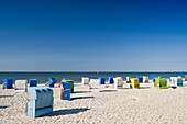 Bunte Strandkörbe am Strand unter blauem Himmel, Wyk, Föhr, Nordfriesland, Schleswig-Holstein, Deutschland, Europa