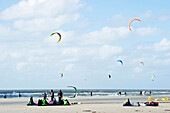 Kitesurfers on the beach, Sankt Peter-Ording, Wadden Sea National Park, Eiderstedt peninsula, North Frisian Islands, Schleswig-Holstein, Germany, Europe