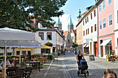 Blick durch eine Gasse auf den Dom St. Peter und Paul, Naumburg, Sachsen-Anhalt, Deutschland, Europa