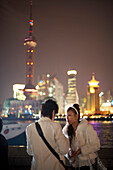 Junge Chinesen vor Huangpu Fluss und Skyline von Pudong, Sonderwirtschaftszone, Shanghai, China