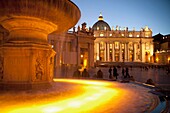 fountain and the illuminated St  Peter´s Basilica and St  Peter´s Square at the blue hour, Rome, Italy, Europe