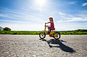 Mädchen fährt Fahrrad, Oberbayern, Bayern, Deutschland
