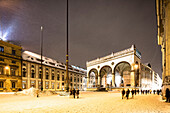 Menschen am Odeonsplatz vor Feldherrnhalle nachts im Schneetreiben, München, Oberbayern, Bayern, Deutschland