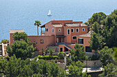 Villa und Segelboot an Mittelmeerküste, Andratx, Mallorca, Spanien