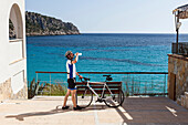 Rennradfahrer trinkt aus einer Fahrradflasche, Sant Elm, Mallorca, Balearische Inseln, Spanien