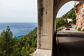 Zwei Autos vor Küstenstraßen-Tunnel am Mittelmeer, Estellencs, Mallorca, Spanien