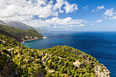 Anwesen und Villa auf bewaldeter Steilküste am Mittelmeer, Banyalbufar, Mallorca, Spanien