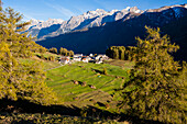 Kleines Dorf Bos-cha im Unterengadin, Engadin, Kanton Graubünden, Schweiz, Europa