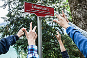 Schild am Schwurplatz auf der Rütliwiese, dem Ursprung der Schweiz, Kanton Uri, Zentralschweiz, Europa
