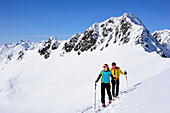 Zwei Skitourgeher beim Aufstieg zur Kreuzspitze, Osttirol, Tirol, Österreich