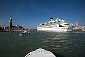 Kreuzfahrtschiff Costa Favolosa im San Marco Basin mit Isola di San Giorgio Maggiore Insel (links) und Campanile di San Marco Turm (rechts), Venedig, Venetien, Italien, Europa