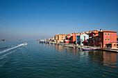 Bunte Häuser entlang des Canale Pellestrina in der Lagune von Venedig, Pellestrina, Venetien, Italien, Europa
