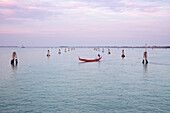 Gondel in der Lagune von Venedig in der Abenddämmerung, Venedig, Venetien, Italien, Europa