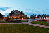 Theaterplatz mit Semperoper am Abend, Dresden, Sachsen, Deutschland, Europa
