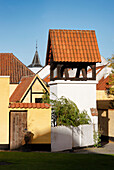 Glockenturm auf dem Kirchplatz im Sonnenlicht, Rudkobing, Insel Langeland, Dänemark, Europa