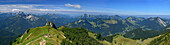 Panorama von den Bayerischen Alpen mit Schinder, Blauberge, Risserkogel, Setzberg, Wallberg, Bodenschneid und Brecherspitze, Rotwand, Spitzinggebiet, Bayerische Alpen, Oberbayern, Bayern, Deutschland