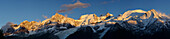 Panorama mit Blick auf Aiguilles du Chamonix, Aiguille du Midi, Mont Blanc du Tacul, Mont Maudit, Mont Blanc und Aiguille du Gouter, Mont Blanc-Gruppe, Mont Blanc, Chamonix, Savoyen, Frankreich