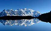 Panorama mit Montblanc-Gruppe spiegelt sich in Bergsee, Mont Blanc-Gruppe, Mont Blanc, Chamonix, Savoyen, Frankreich