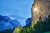 Staubbachfall, beleuchtet in der Abenddämmerung, Lauterbrunnen, Berner Alpen, Berner Oberland, UNESCO Welterbe Schweizer Alpen Jungfrau-Aletsch, Schweiz