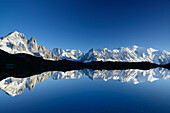 Mont Blanc-Gruppe spiegelt sich in Bergsee, Mont Blanc-Gruppe, Mont Blanc, Chamonix, Savoyen, Frankreich