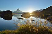 Matterhorn spiegelt sich in Bergsee, Walliser Alpen, Wallis, Schweiz