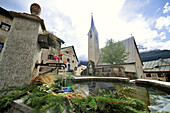 Brunnen vor der Kirche in Guarda, Unterengadin, Graubünden, Schweiz, Europa