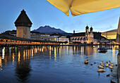 Kapellbrücke am See am Abend, Luzern, Schweiz, Europa