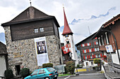 Häuser und Kirche im Dorf Bürglen, Kanton Uri, Schweiz, Europa